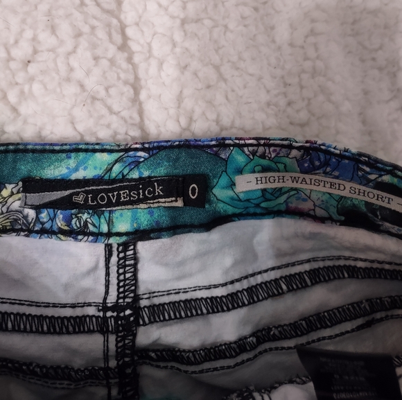 10 For $10 Lovesick skull highwaisted shorts size 0 - Picture 3 of 3